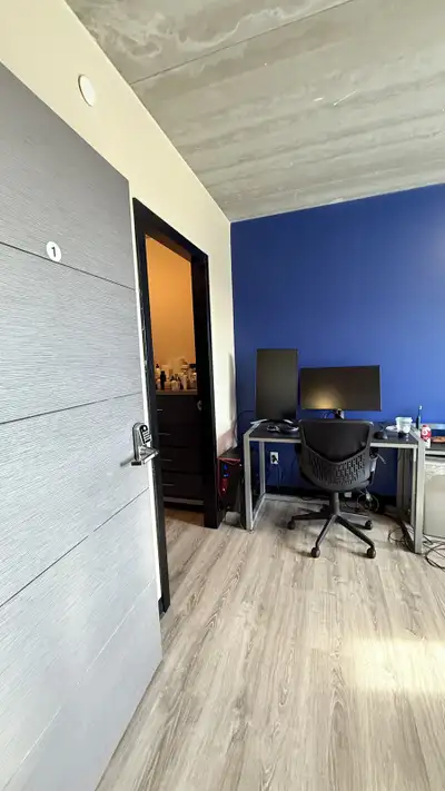 One large room in student housing with walk in closet , Sublets for Winter 2026 term(January 01st 20...