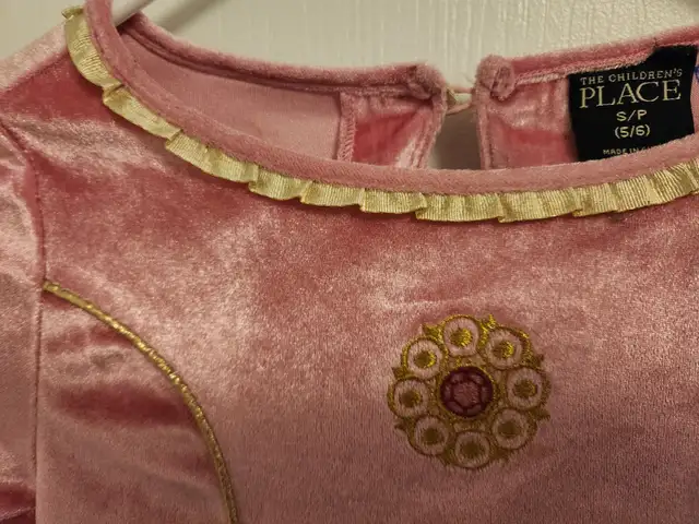Robe de princesse avec chapeau, grandeur enfant 5/6 ans in Kids & Youth in Longueuil / South Shore - Image 6