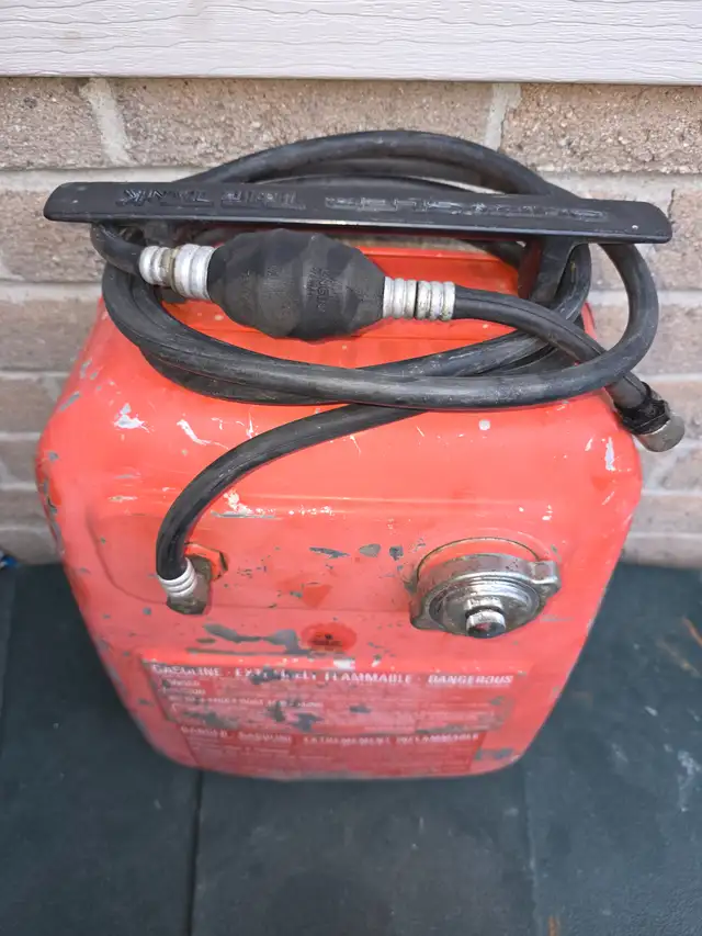 6 Gallon Chrysler Tote Tank Steel Marine Portable Gas Canisters in Other in Windsor Region - Image 5