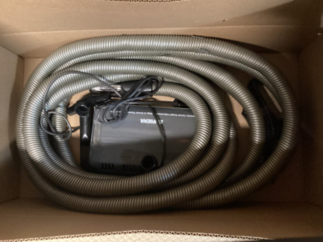 Eureka vacuum head, accessories and hose in Vacuums in Barrie - Image 2