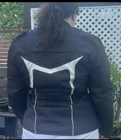 Voici un manteau de moto taille XL, idéal pour tout conducteur. Ce manteau est en bon état et a enco...