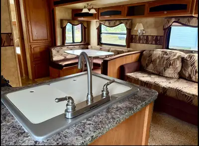 Year/Make/Model: 2010 Keystone Cougar X-Lite 29BHS Type: Travel Trailer • Length: ~32.5 ft Dry Weigh...