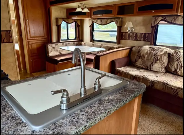 2010 Keystone Cougar X-Lite 29BHS w/ Polar Package – $14,500 in Travel Trailers & Campers in Charlottetown - Image 2