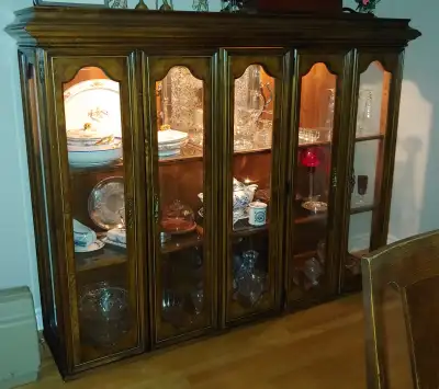 Sklar Peppler Limited Annual Edition 089 China Cabinet. Lit, 4-door, 5-glass panel, 3 levels with gl...