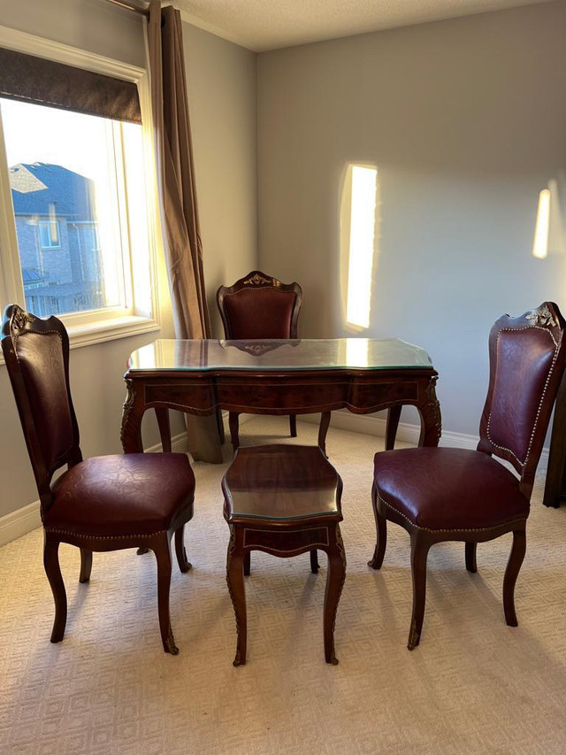 Classic desk with chairs in Desks in Oakville / Halton Region - Image 2