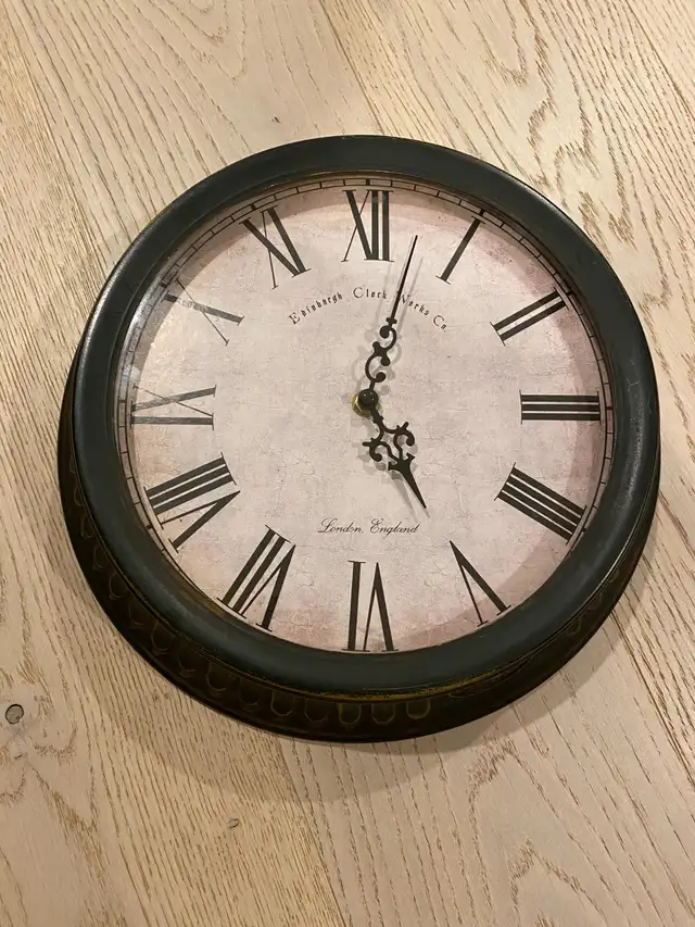 Small decorative wall clock - Roman numerals - 13" diameter in Home Décor & Accents in Ottawa - Image 3
