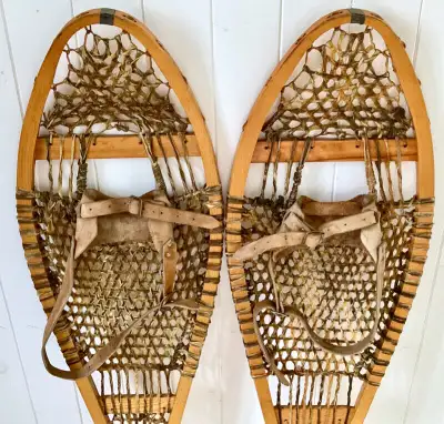 Antiquité. Collection Paire de raquettes à neige Bois et babiche, View more