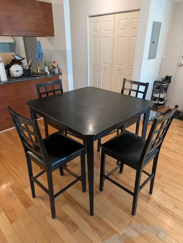 Dining table and chairs | Table à manger et les chaises628637392705311222