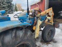Universal 4x4 tractor loader 