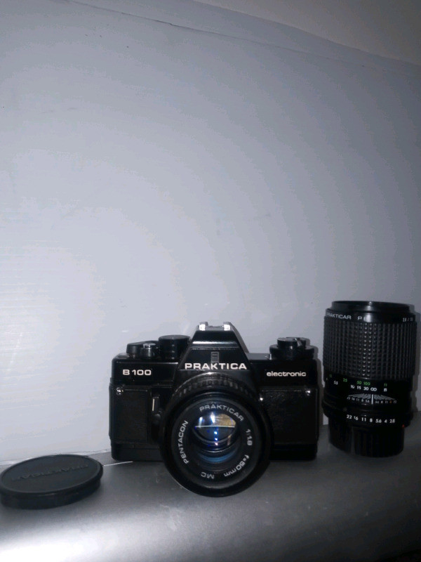 Praktica B100 Electronic SLR 35mm Film Camera W/50 &135mm Lenses dans Appareils photo et caméras  à Ville de Montréal