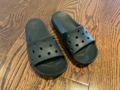 CROCS KICKS SHOES SIZE 13 Like new . Free pats and free smoke house. Welcome to check my other adds...