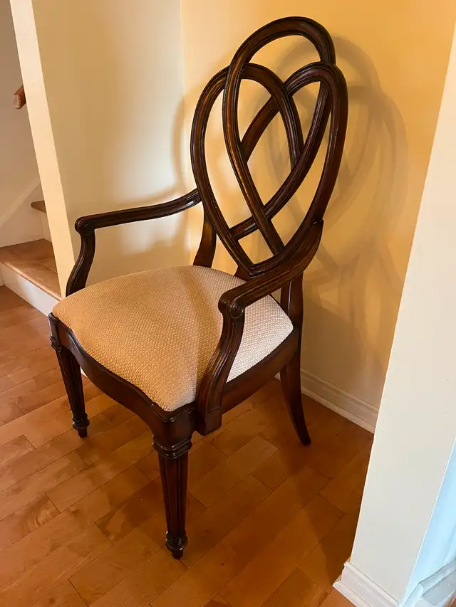 Dinning Room Chairs; Like New; Hooker furniture! Moving!!!62865712459395124
