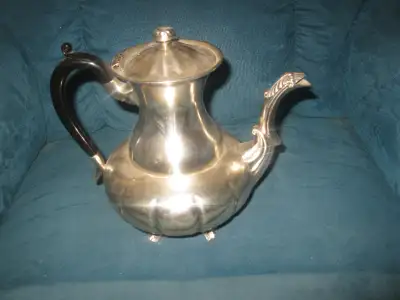 Article Vintage. Belle Cafétière. Métal. 20.00$. Bonne condition. Voir autres annonces pour Article...