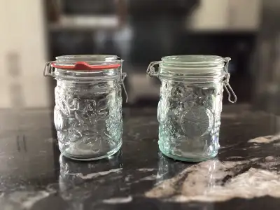 Deux pots en verre avec couvercle à fermoir, View more