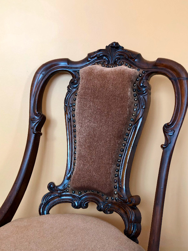 Rare antique solid mahogany wood carved Victorian Nursing Chair dans Art et objets de collection  à Ville de Montréal - Image 4