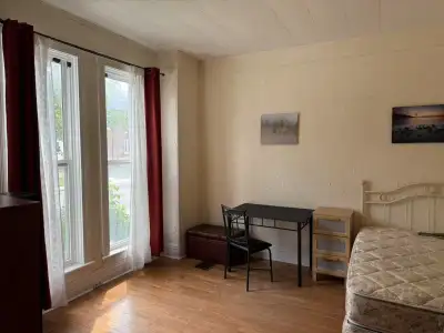 Room for Students - Aug/Sept - 8 month lease OK