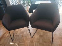 2 chaises grises Ikea