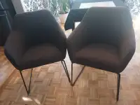 2 chaises grises Ikea