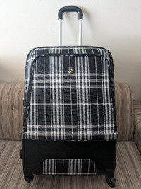 30" HEYS hardshell expandable luggage suitcase spinner