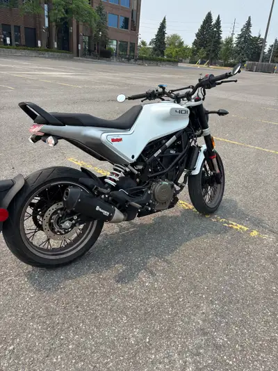Great motorcycle. Only 4000km, perfect condition. Upgraded handlebars.