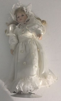 Poupée en Porcelaine Doll