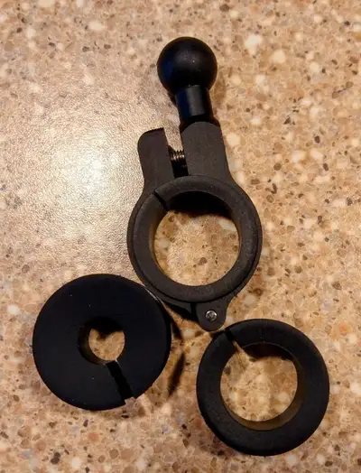 support " ball mount" pour guidon moto . Ball mount sockets 10$. Neuf