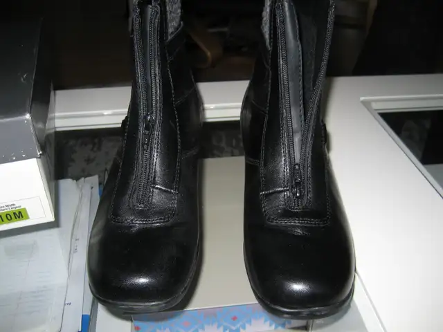 Ladies New leather winter boots ,10m in Women's - Shoes in Edmonton - Image 4