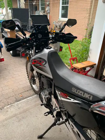2001 Suzuki dr650 , moto originale aucun modification de fait ( stock ) en excellent conditions . Se...