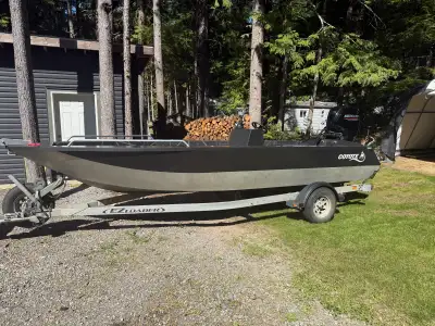 True shallow water river boat with an incredible designed tunnel hull, where you cannot damage the j...