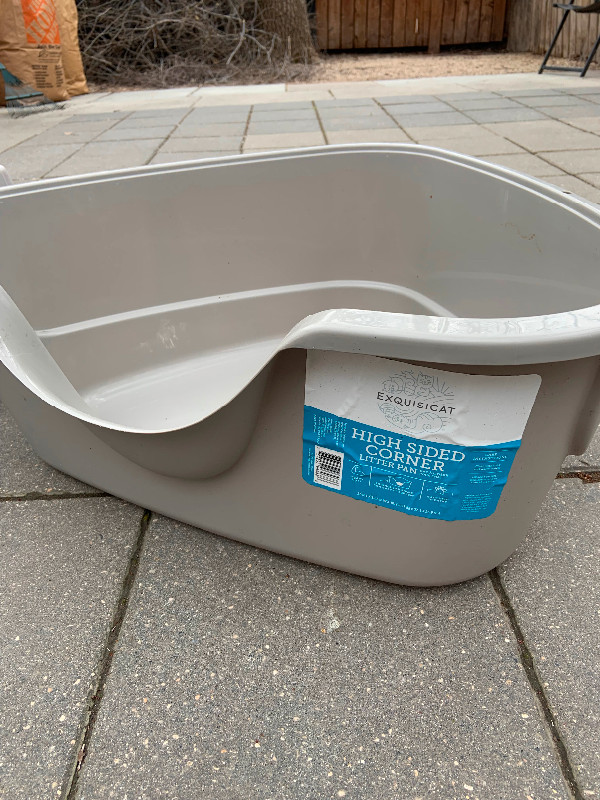 Kitty litter box in Accessories in Winnipeg