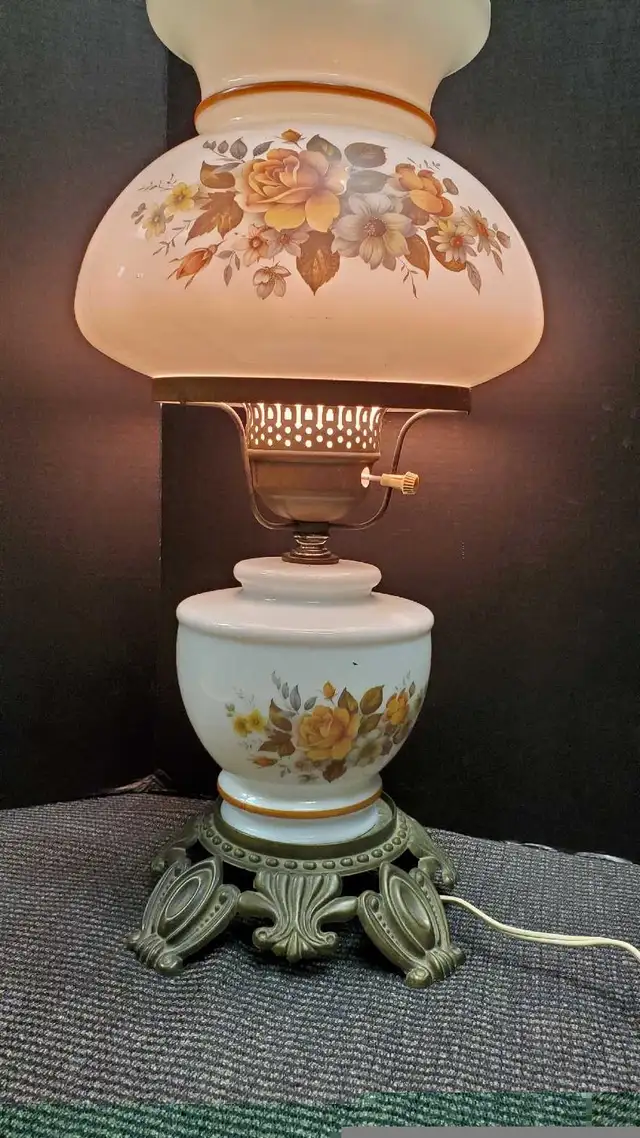 VINTAGE VICTORIAN STYLE TABLE LAMP in Indoor Lighting & Fans in City of Toronto - Image 10