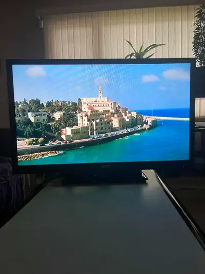 RCA 32'' LED TV + remote, View more