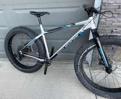Up for sale is a Rocky Mountains Suzi Q Fatbike. Lots of upgrades: carbon fibre front fork, like new...