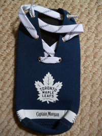 Toronto Maple Leafs NHL jersey Captain Morgan bottle holder Mint