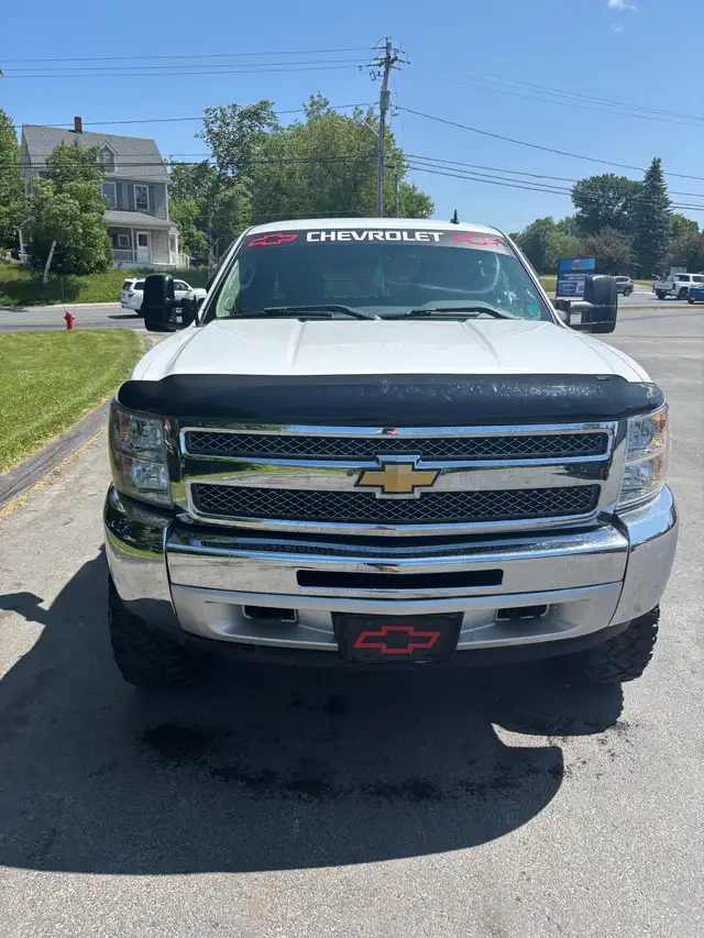 2013 Chevy 1500 with low km 88 000 km  in Cars & Trucks in Bathurst - Image 3