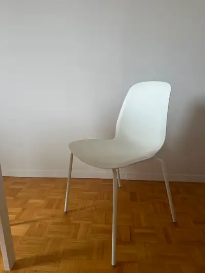 Lots de 4 chaises blanches à 77 CAD du modèle SKALTA d'IKEA. Avec leur design scandinave épuré et in...