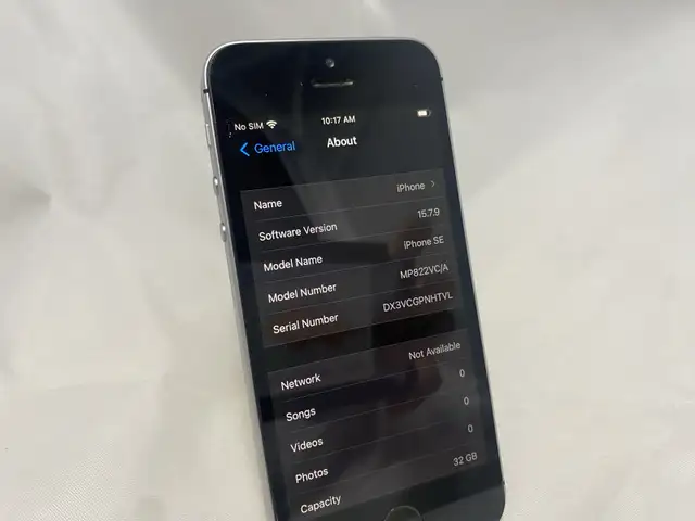 iPhone SE Space Gray (Unlocked) A1723 32GB Use IOS 15.7.9 Batter in Cell Phones in Tricities/Pitt/Maple - Image 9