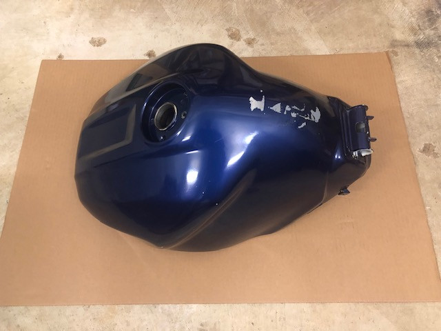 Fuel Tank 00-01 Yamaha R1 in Sport Bikes in Norfolk County - Image 2