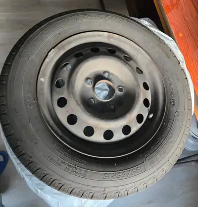 Set de 4 pneus d'été 195/65 R15 Michelin Defender sur rims. Une saison d'usure seulement (pour les p...
