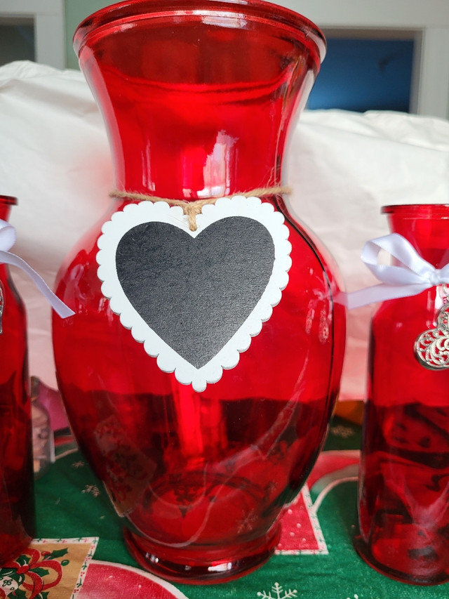 5 Red vases in Home Décor & Accents in Saint John