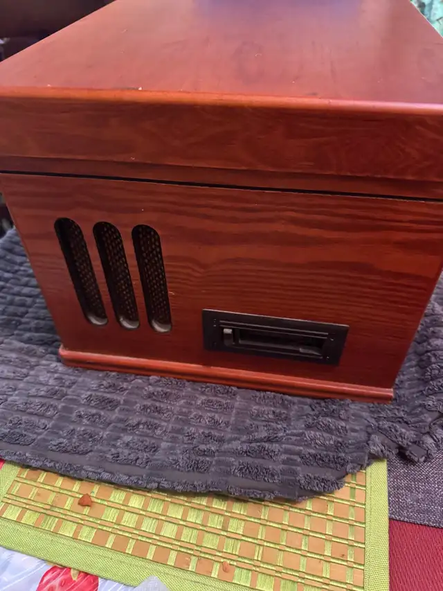 Antique Crosley Record Player with Radio in General Electronics in Oshawa / Durham Region - Image 4