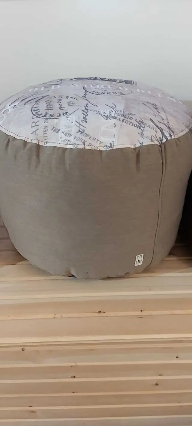 Ottomane + pillow in Chairs & Recliners in Portage la Prairie - Image 2