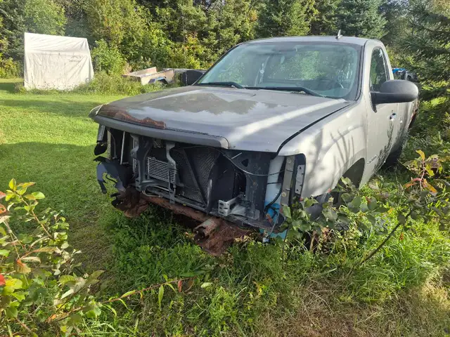 2013 GMC Sierra 4x4, 5.3L (90k on the engine). Parts Truck