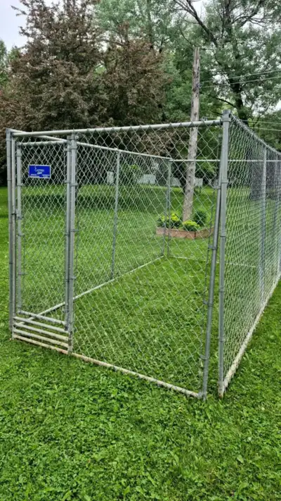 Selling a 4 panel 6'x 12' ( Eastern Fencing) dog kennel