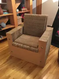 Divan et fauteuil en carton ondulé architectural