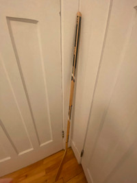 Baton de hockey en bois (gaucher)