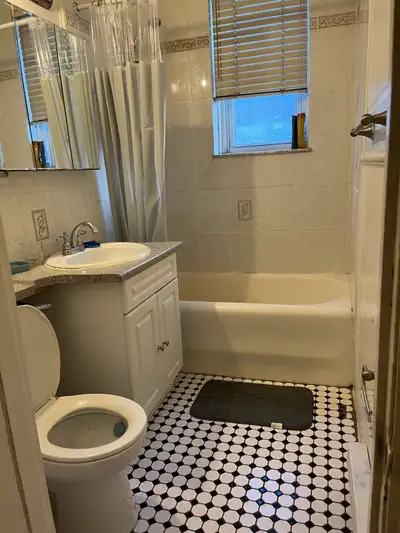 Bonjour, Je recherche une colocataire non-fumeuse pour notre appartement de trois chambres situé à d...