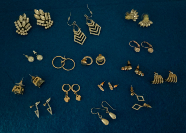 15 Pairs EARINGS - Great Selection - RHINESTONE in Jewellery & Watches in Belleville