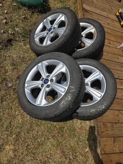 À vendre : 4 pneus Pirelli P7 AS Plus 3 avec jantes d’origine Ford (17x7.5, déport +52.5). Dimension...
