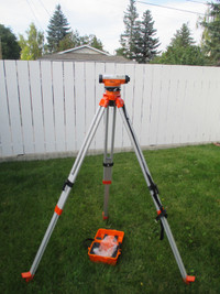 Builder's level and tripod